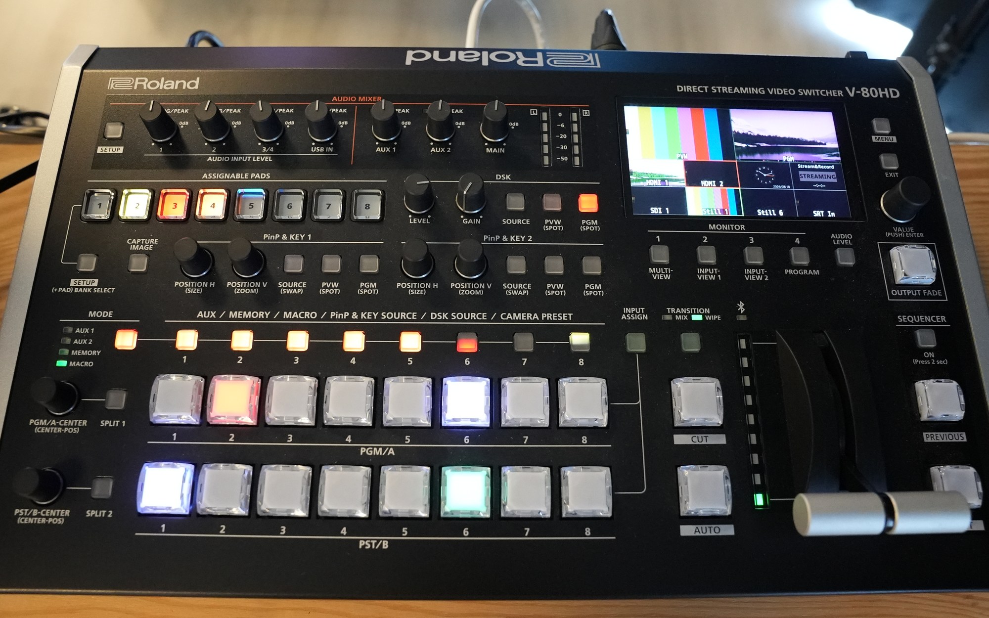 Reji masasında bir prodüksiyon switcher’ı, tuşları yanıyor